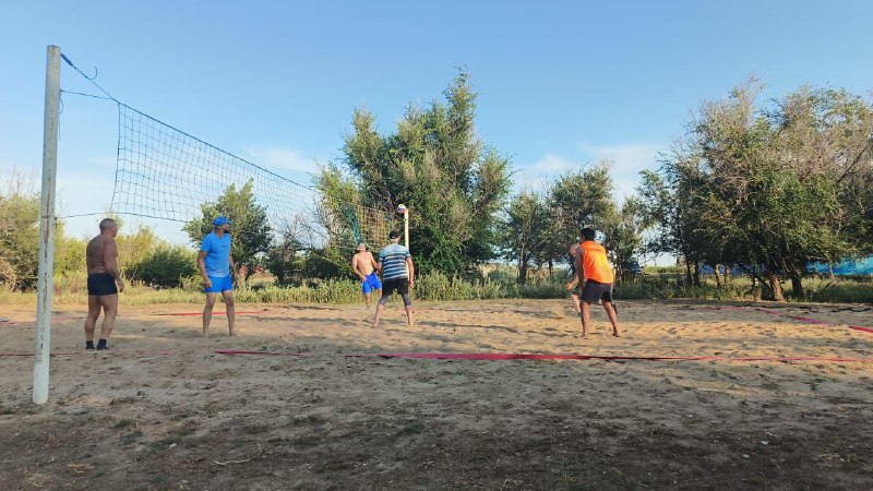 Соревнования по пляжному волейболу.