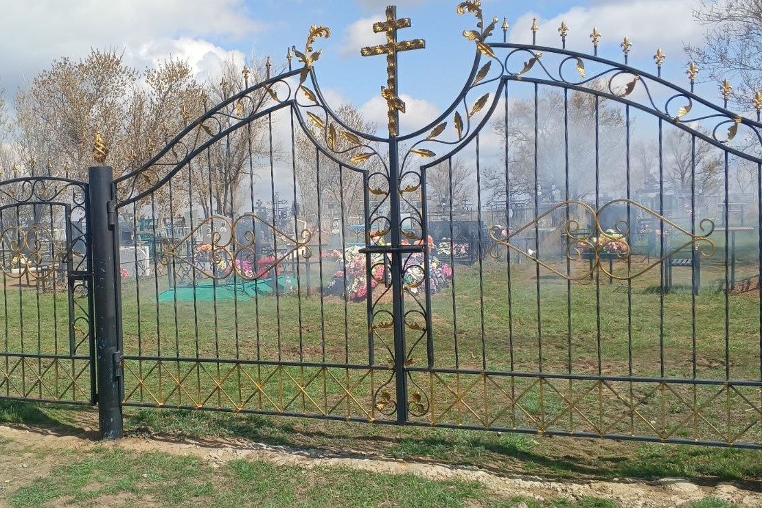 уборка территории кладбища.